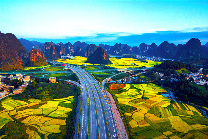 广西古戏台，华服演员演绎壮乡风情戏